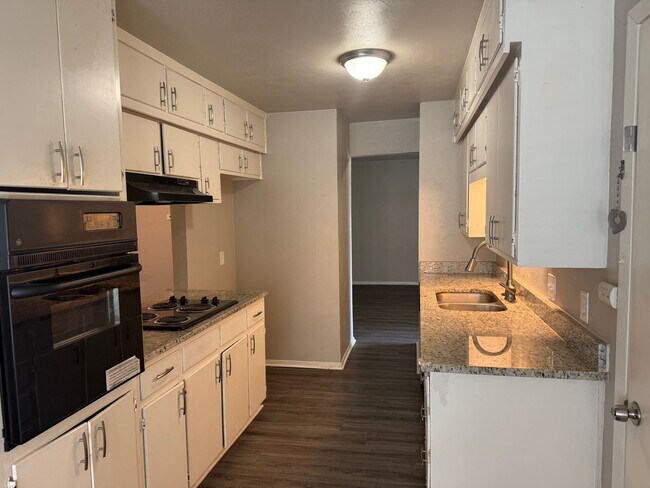 Foto del edificio - 3 Bed | 2 Bath | 2-Car Garage + Carport – ...