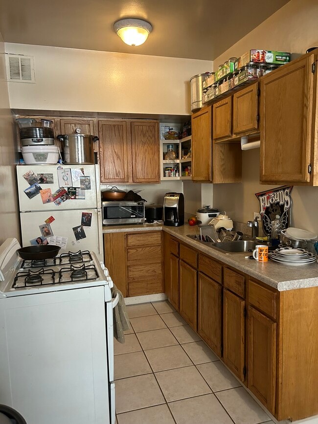 Kitchen - 1205 W Sherwin Ave