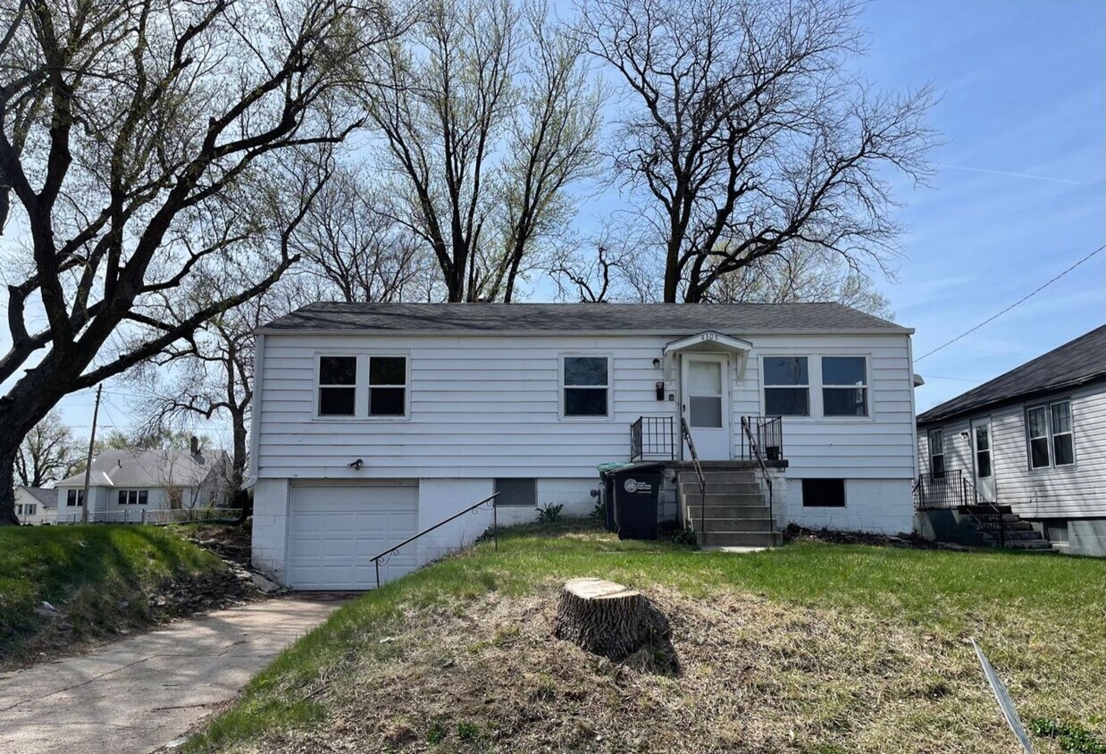 Foto principal - 3 Bedroom House Available Now!!