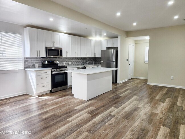Foto del edificio - 30 Woodland Dr