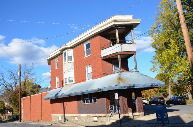 Building Photo - 901 Hepburn St