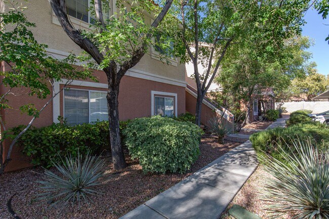 Foto del edificio - Enormous second story unit in upscale gated Summerlin community