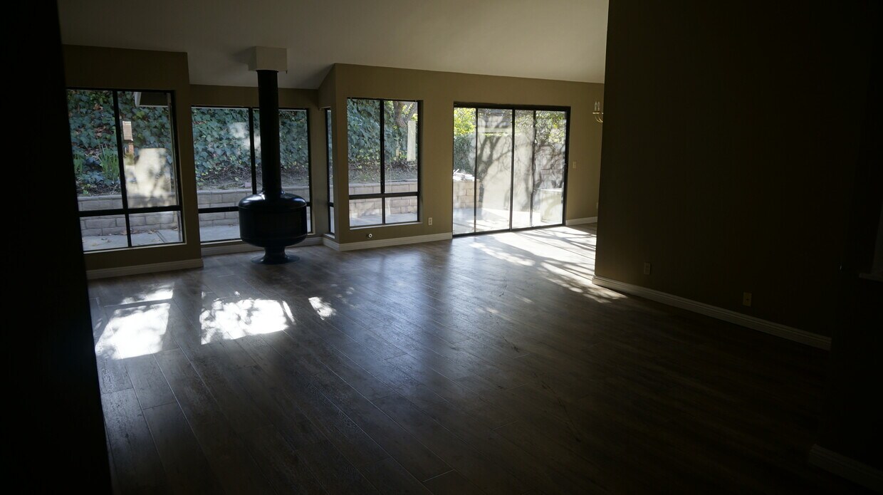 Living Room/Family Room - 16268 Glencove Dr