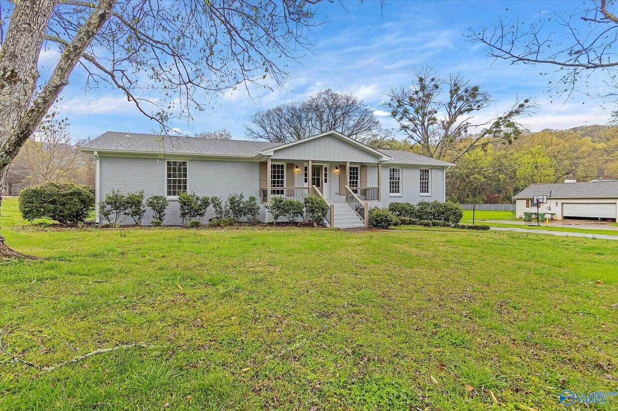 Primary Photo - 4001 Granada Cir SE