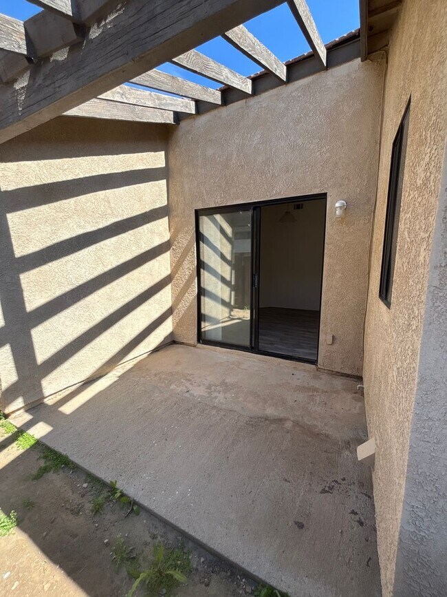 Building Photo - 3 BEDROOM 2 BATH  VICTORVILLE HOME