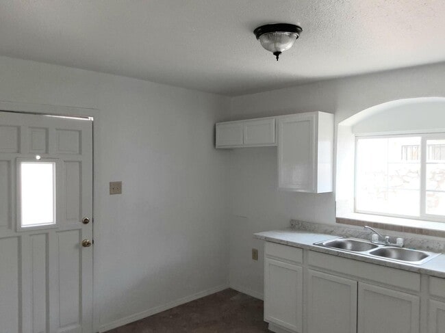 Building Photo - 3816 E San Antonio Ave