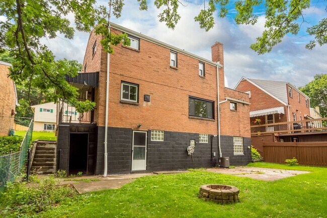 Foto del edificio - READY FOR MOVE IN! FULLY REMODELED 3-BEDRO...