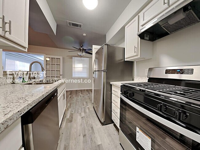 Foto del edificio - 5242 Grace Point Ln