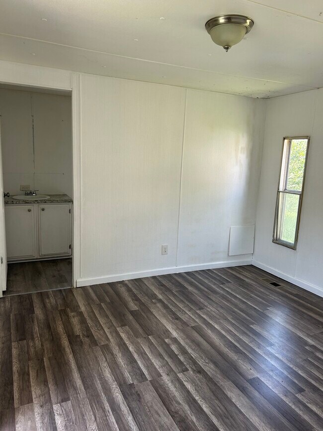Building Photo - 2 Bedroom/1 Bathroom Mobile Home