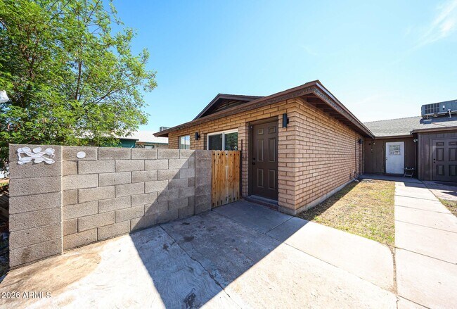 Building Photo - 558 S Lesueur