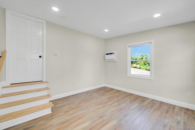 Foto del edificio - 204 Blue Point Ave