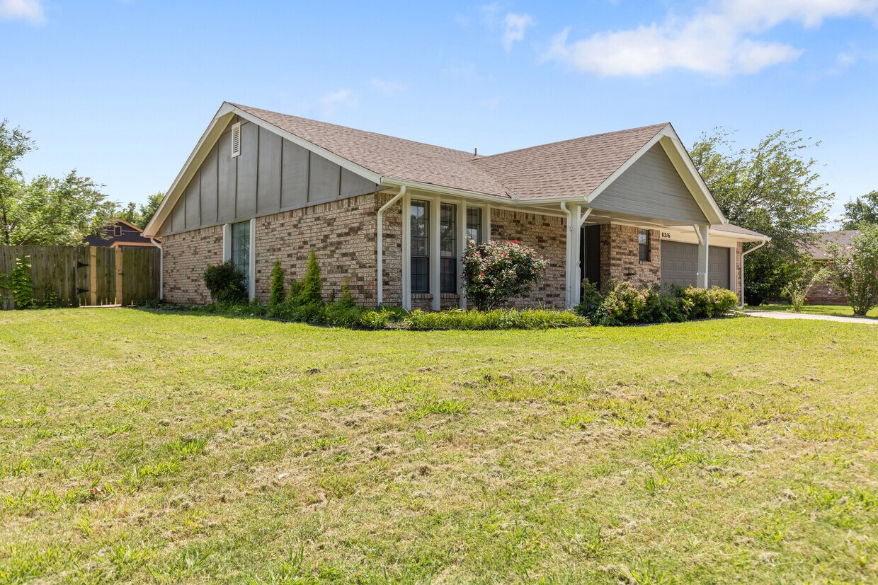 Foto principal - 8216 NW 112th St