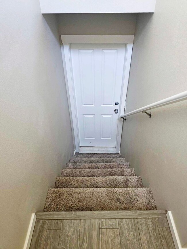 Building Photo - Bright and cheery 3 bed with fully fenced ...