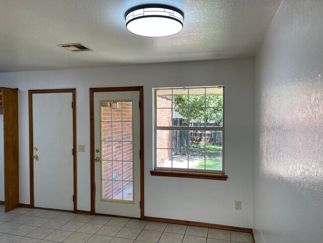 Foto del edificio - 4 bedroom home for rent in Moore near 19th...