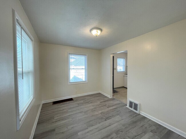 Foto del edificio - 130 E 15th Ave