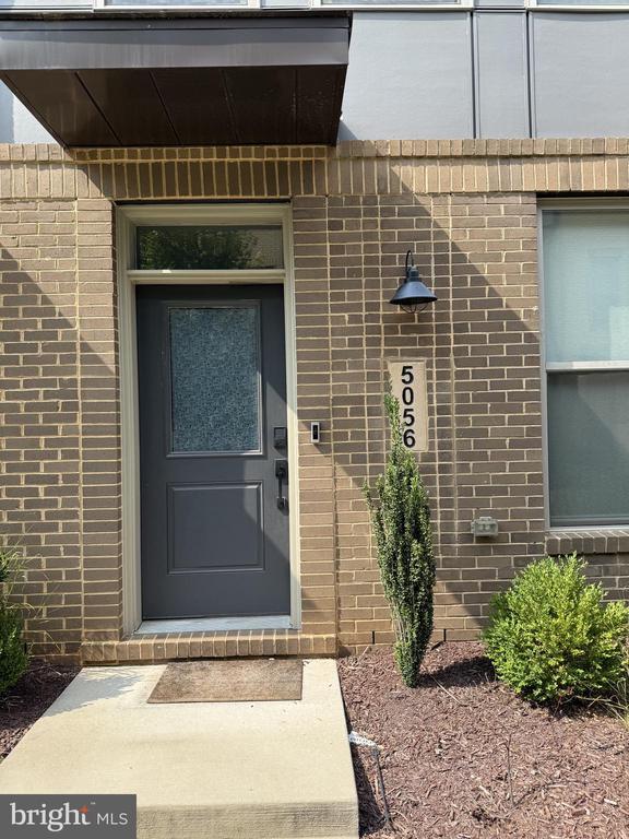 Foto del edificio - 5056 Oakmoore Dr