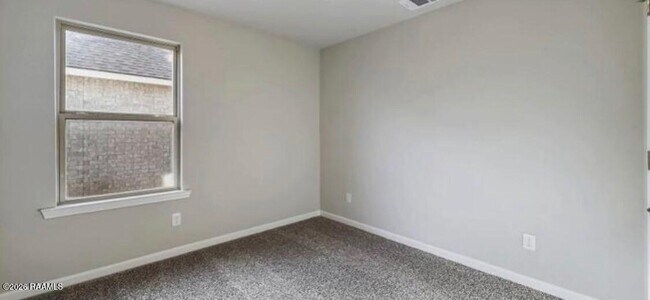 Foto del edificio - 121 Autumn Dr