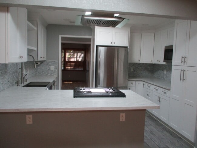 Building Photo - Desirable & Quiet La Mesa 4 Bdr House w Po...