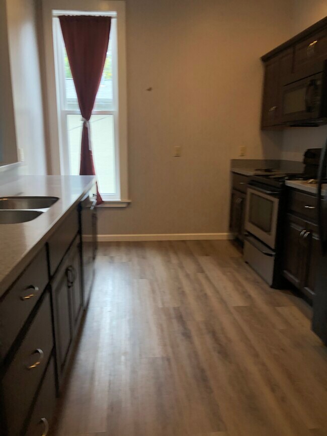 Building Photo - 437 W 6th St