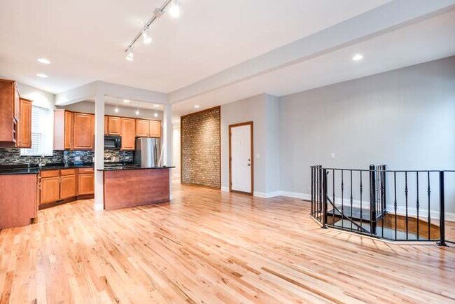 Building Photo - 5012 S Calumet Ave