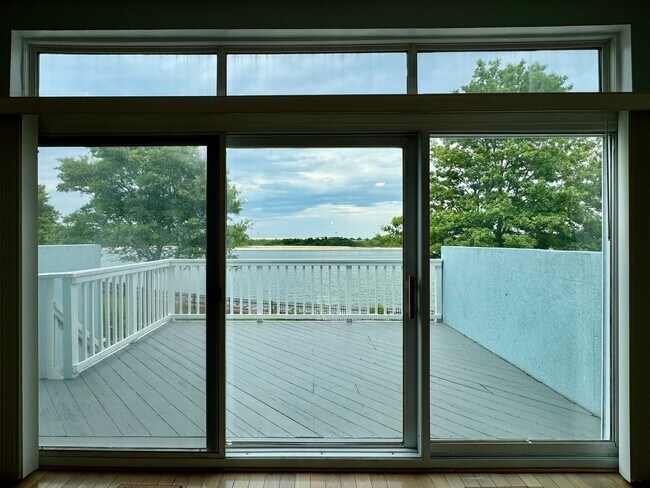 Foto del edificio - 9548 Bay Front Dr