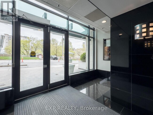Building Photo - 570-1570 Laurier Ave W