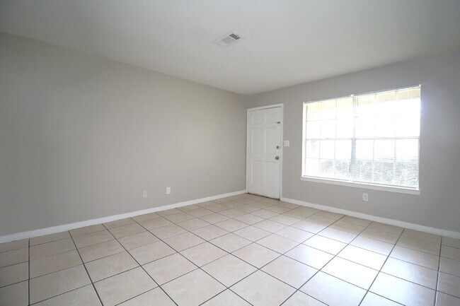 Foto del edificio - 2-Bedroom Duplex Near UWF – Tile Floors, G...