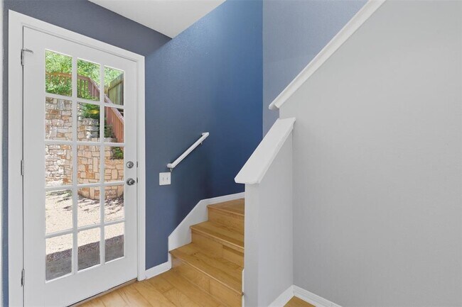 Building Photo - 6616 Mesa Hollow Dr