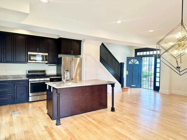 Foto del edificio - 5 Bedrooms!  Private In-Law Suite! Pets We...