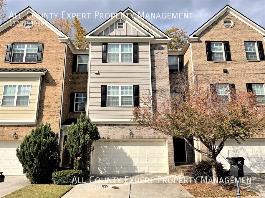 Foto principal - Spacious 4 Bed 3.5 Bath Townhome