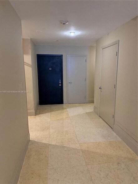 Building Photo - 1420 Brickell Bay Dr