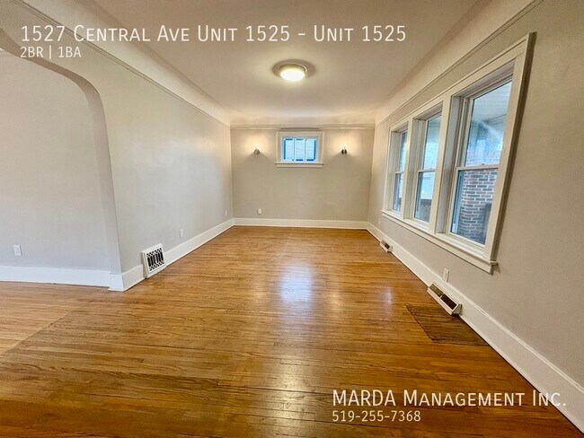 Photo du bâtiment - SPACIOUS 2BEDROOM/1BATH MAIN FLOOR UNIT + UTILITIES