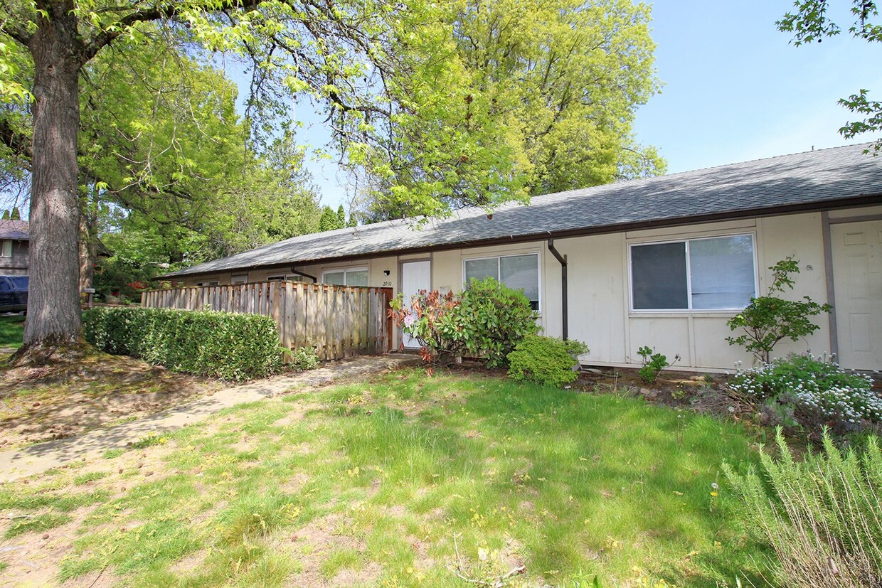 Foto principal - 2020-2020 NW Earl Ct