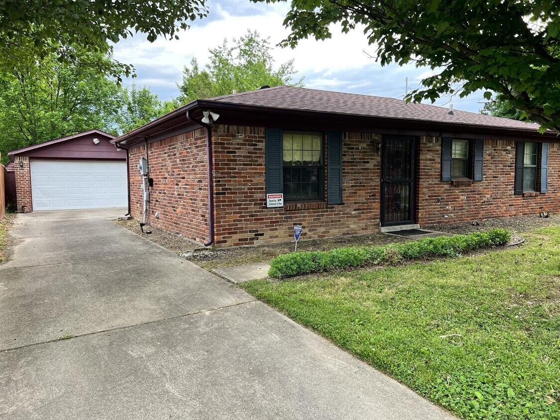 Foto del edificio - 5807 Larkgrove Dr