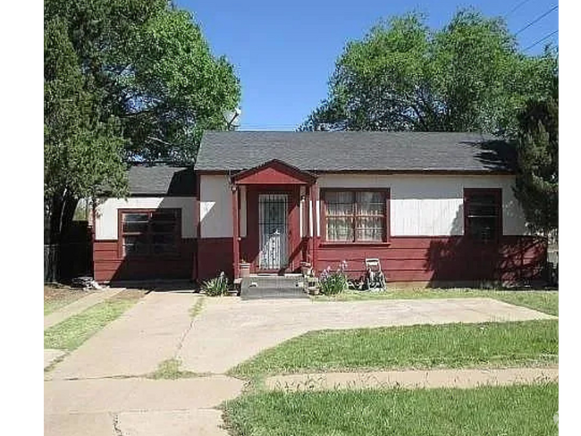 Building Photo - 2702 2nd Pl