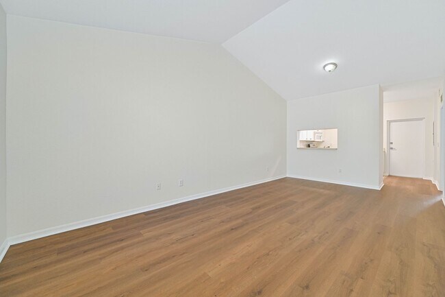 Foto del edificio - ~2 bed/2 bath UPDATED condo at The Cove on Six Mile