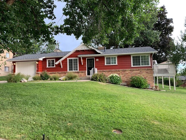 Building Photo - Wonderful 5 Bed, 2.5 Bath Home in Centervi...