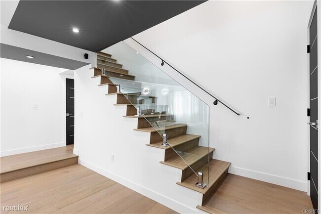 Building Photo - 3 br, 3.5 bath Townhome - 18721 Hatteras S...