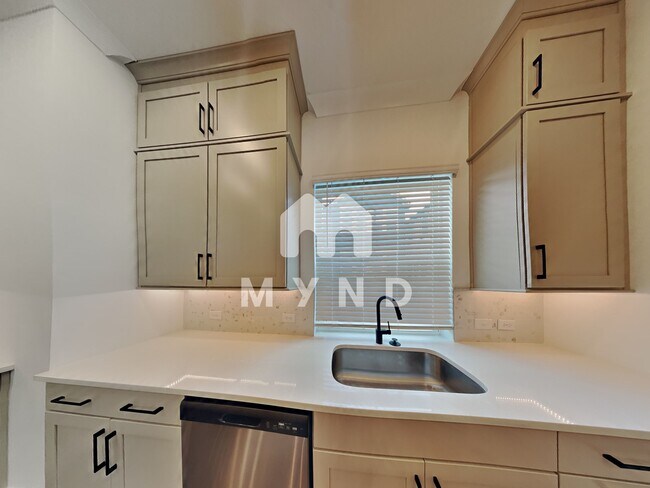 Building Photo - 828 S Columbia Dr