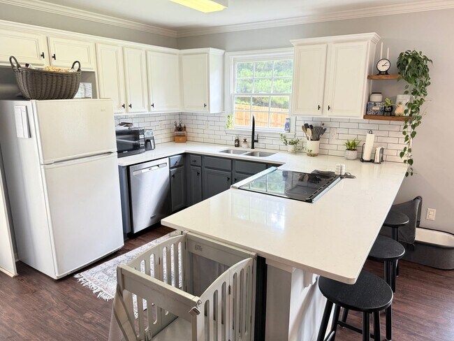 Building Photo - Handsome East Side Ranch in Lexington Estates