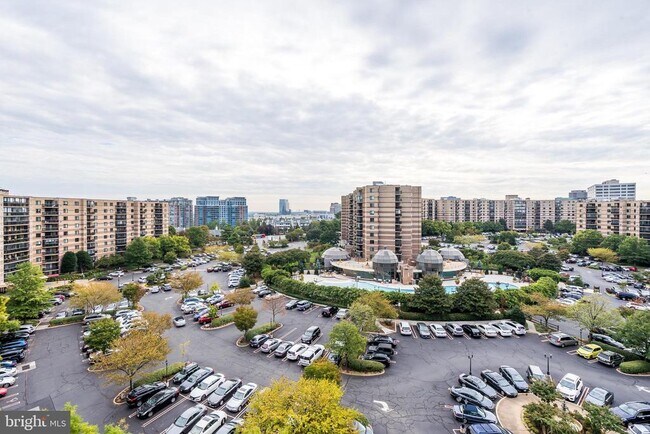 Foto del edificio - 8360 Greensboro Dr