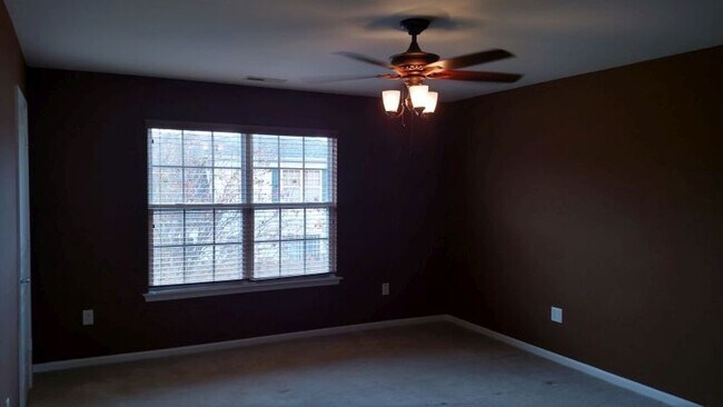 Building Photo - 3 BED / 2.5 BATH CONDO