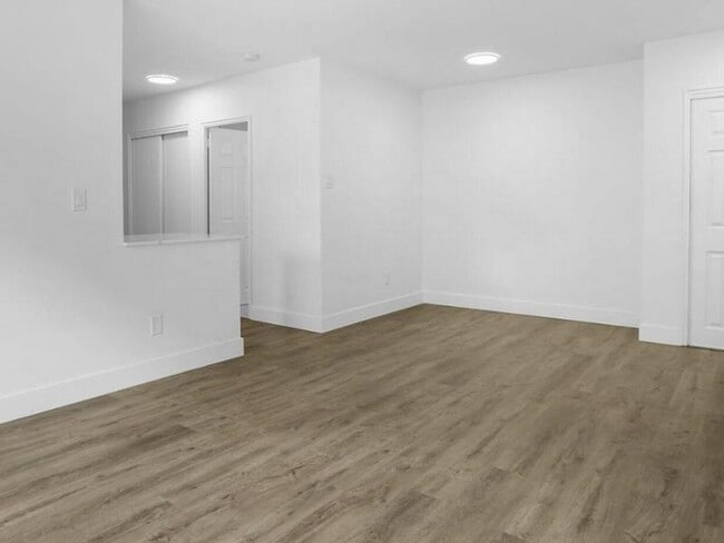 Building Photo - 69 Cartwright St