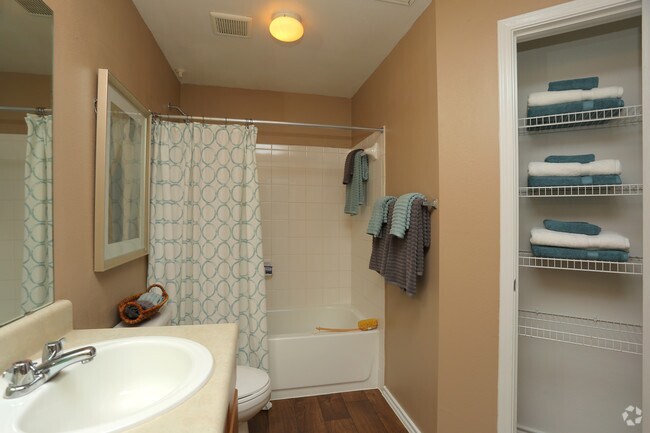 2HAB - 881 ft² - Baño - Sereno Park Apartments