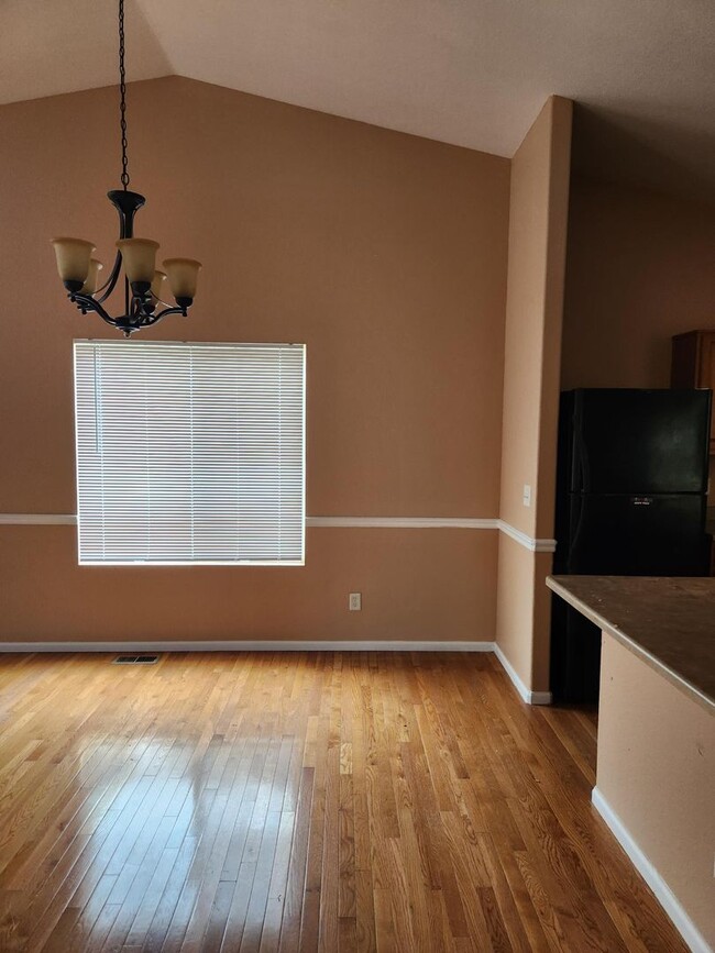 Building Photo - 3 Bedroom 2 full bathrooms in Brighton