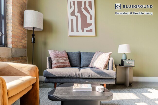 Foto del edificio - 2061 N Southport Ave