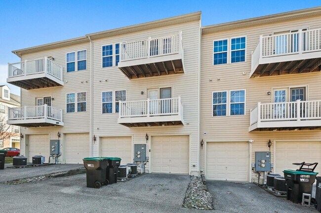 Foto del edificio - Exquisite brick-front duplex condo, ideall...