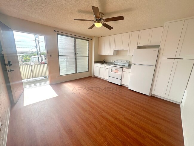 Building Photo - $500 1st Month Rent Special! | Renovated! ...