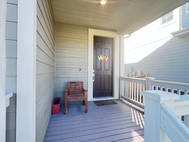 Foto del edificio - Spacious 3-Bedroom, 2.5-Bath Paired Home
