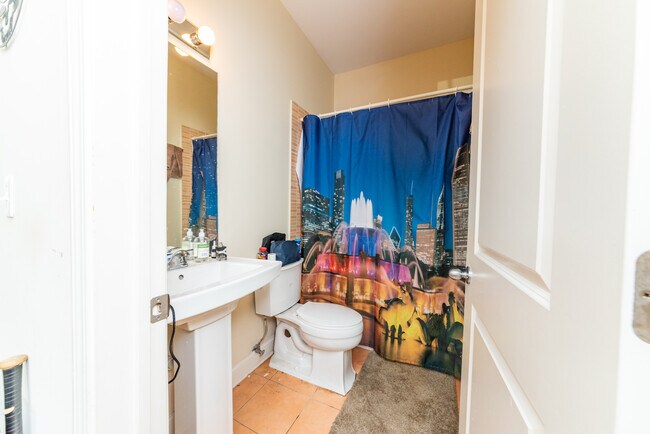 Foto del edificio - 1133 W Addison St